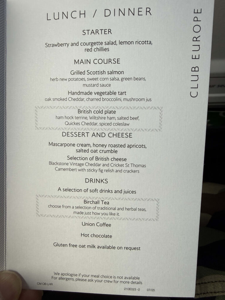 ブリティッシュ・エアウェイズ「CLUB EUROPE」のランチ・ディナーメニュー表。メイン料理にスコットランド産サーモンなどが記載されている。