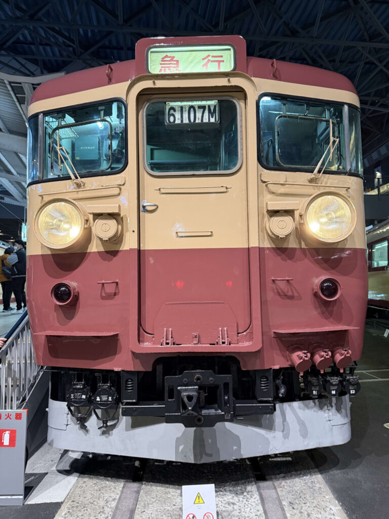 鉄道博物館に展示されたアズキ色とクリーム色の455系電車（クモハ455形）の正面