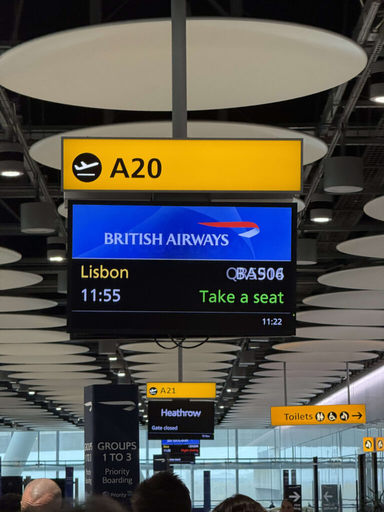 ヒースロー空港ゲートA20の電光掲示板。ブリティッシュ・エアウェイズ、リスボン行き。