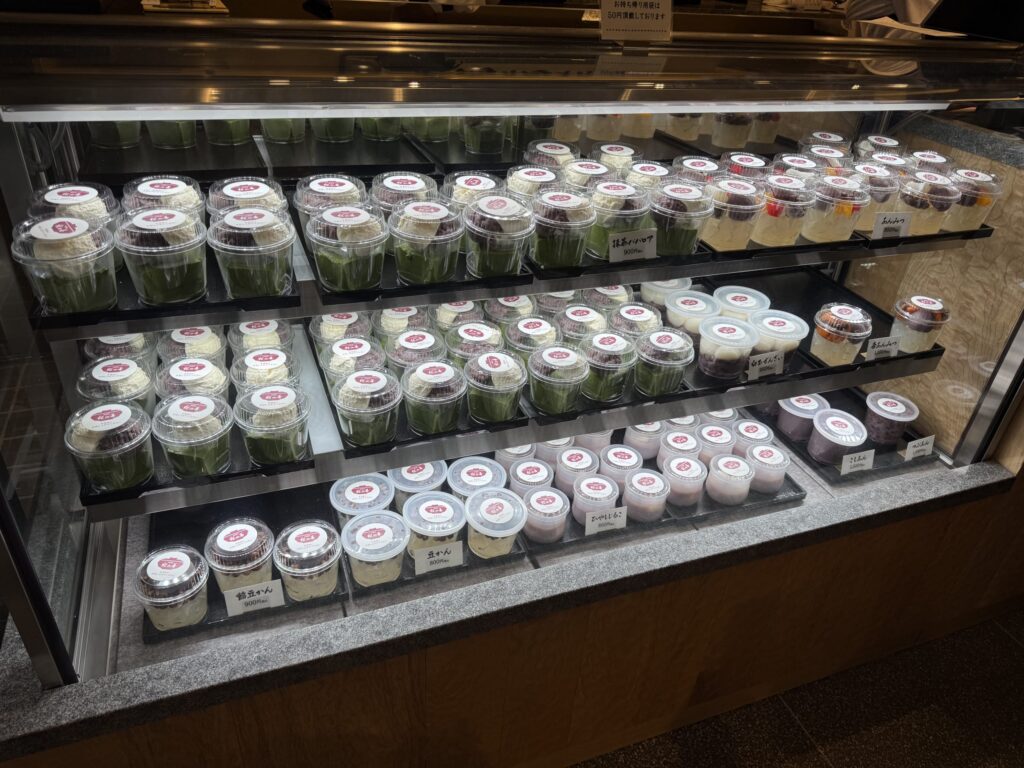 抹茶ババロアやあんみつ、豆かんなどが整然と並べられたテイクアウト用の冷蔵ショーケース