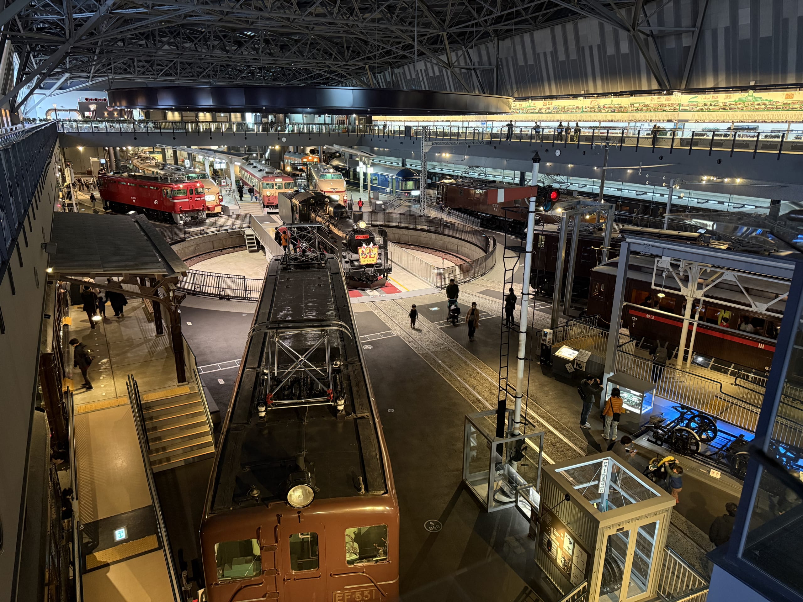 鉄道博物館の車両ステーションを2階から見下ろした全景。中央の転車台上のC57形蒸気機関車や手前のEF55形電気機関車など、多数の展示車両が一望できる。