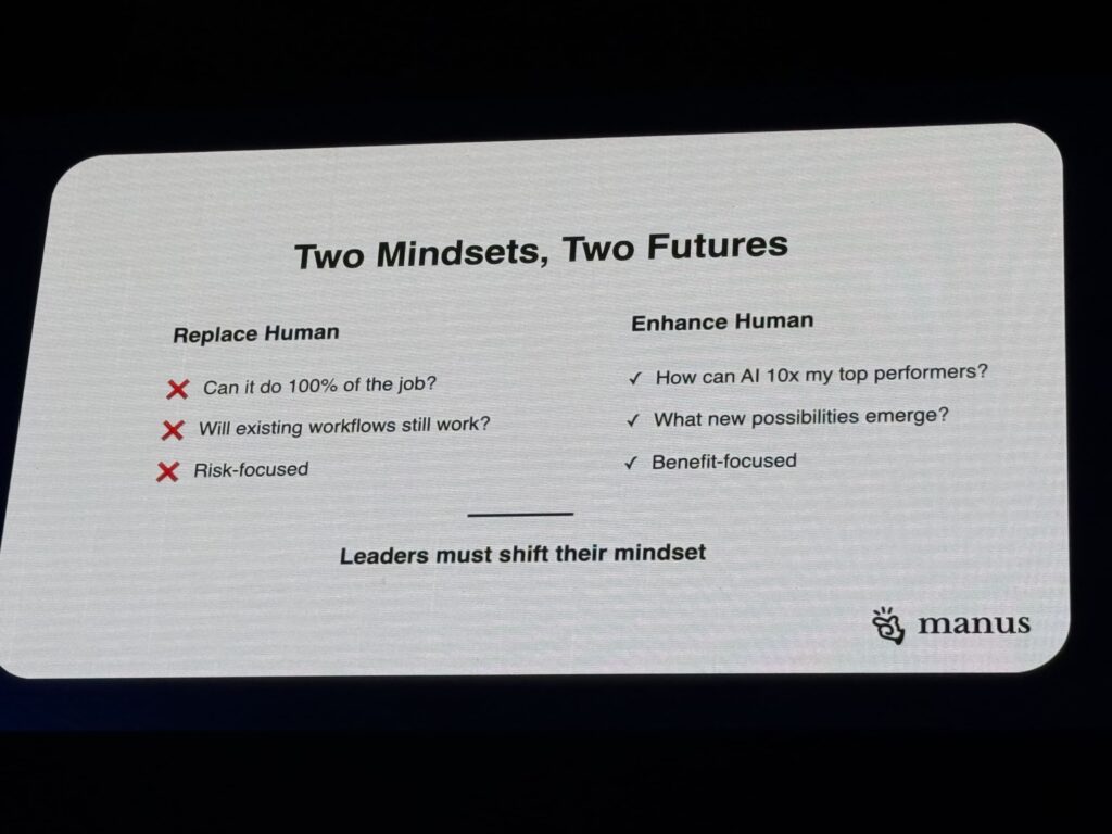 「Two Mindsets, Two Futures」と題されたプレゼンテーションスライド。「人間を置き換える」対「人間を拡張する」というAIに対する2つのマインドセットを比較している。