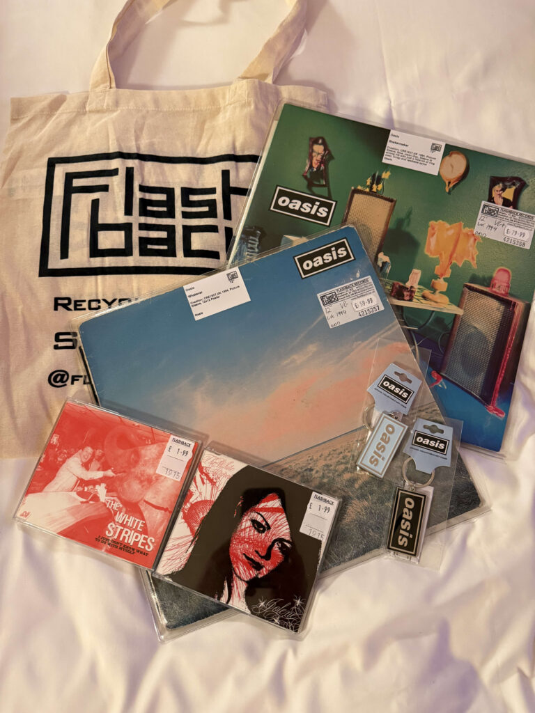 Flashback Recordsのトートバッグ、OasisのWhateverとShakermakerの12インチレコード、The White StripesのCD、キーホルダー