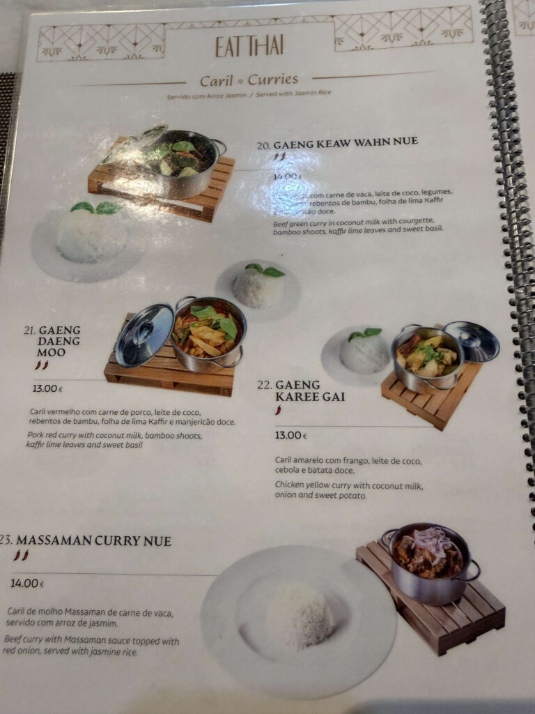 EAT THAIのメニュー表。グリーンカレー、レッドカレー、イエローカレー、マッサマンカレーの写真と説明