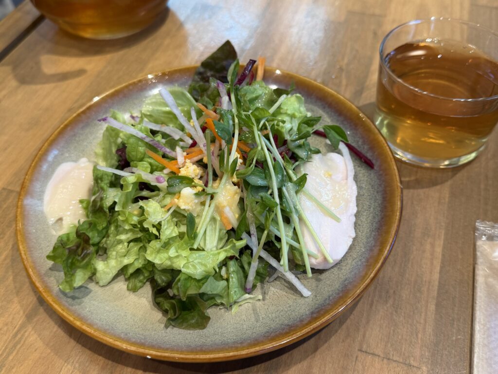 蒸し鶏とレタスや水菜が盛られたセットのグリーンサラダ