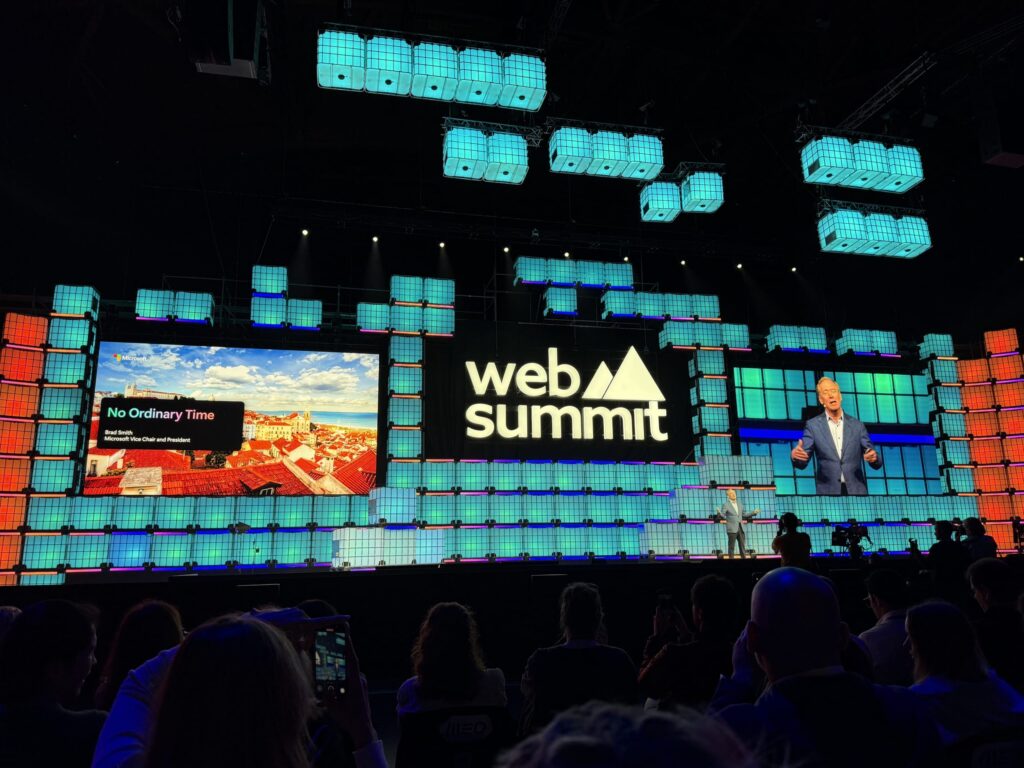 Web Summitのステージで「No Ordinary Time」というタイトルの基調講演を行うマイクロソフトのブラッド・スミス氏
