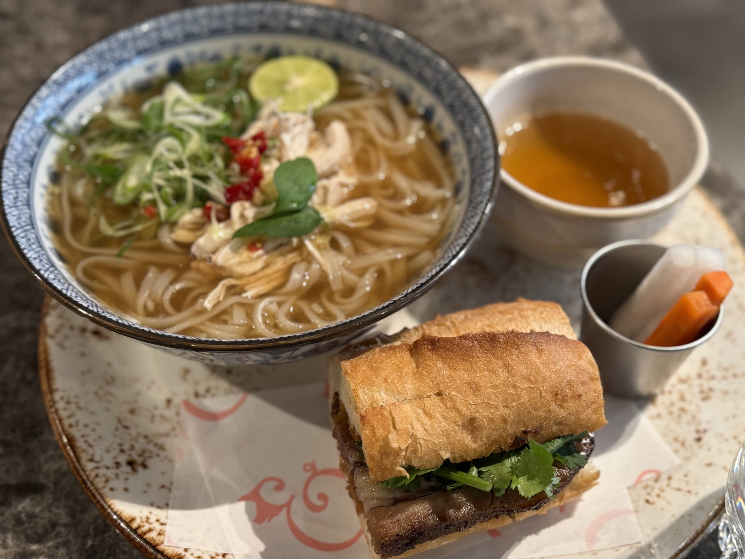 チキンのフォーとビーフバインミーのハーフ&ハーフランチセット