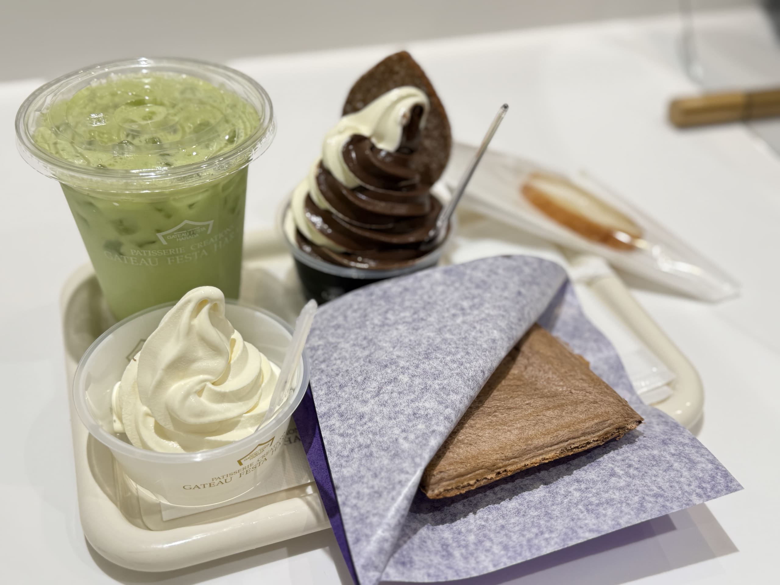 ガトーフェスタハラダのイートインセット（抹茶ラテ、ソフトクリーム、包み紙に入ったホットサンド）
