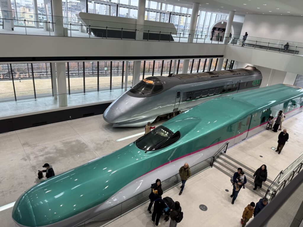 鉄道博物館南館に並ぶE5系新幹線はやぶさと400系新幹線つばさ