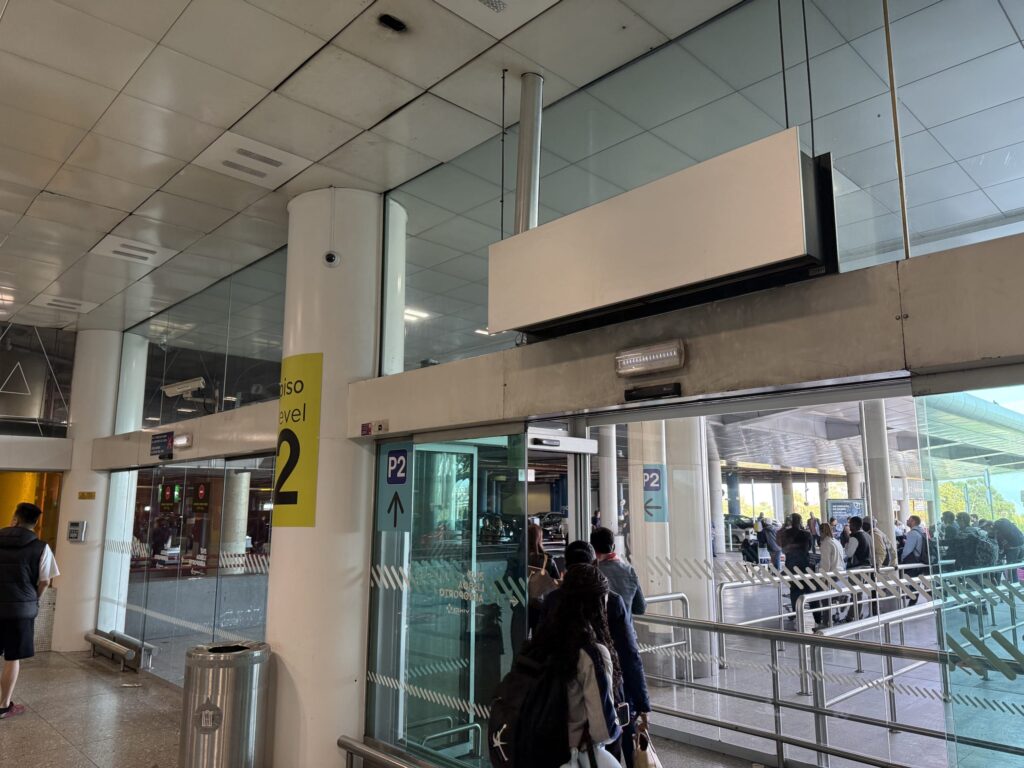 リスボン空港のP2駐車場とUber乗り場へ続く出発ロビー階（Level 2）の出口