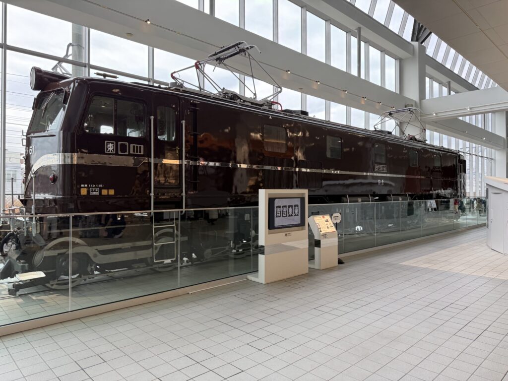 鉄道博物館の明るいホールに展示されている、お召し列車専用の電気機関車EF58形61号機