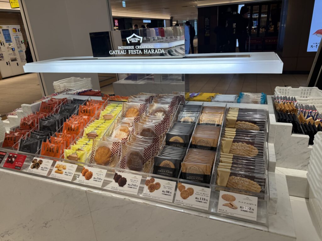 ガトーフェスタ ハラダのショーケースに整然と並ぶ、ラスク以外の焼き菓子（フィナンシェ、マドレーヌ、クッキーなど）