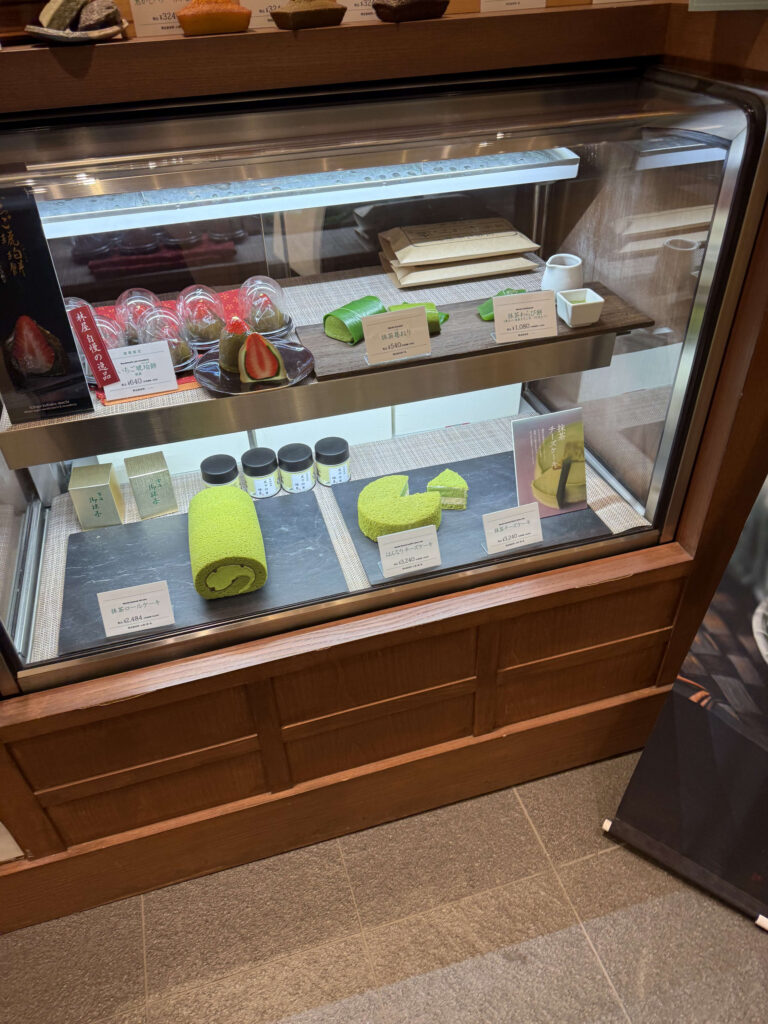 抹茶ロールケーキやはんなりチーズケーキ、わらび餅などが陳列された冷蔵ショーケース