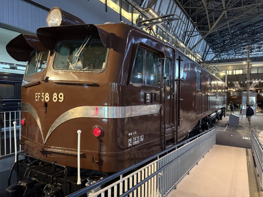 つらら切り（ひさし）が特徴的な、茶色のEF58形電気機関車89号機