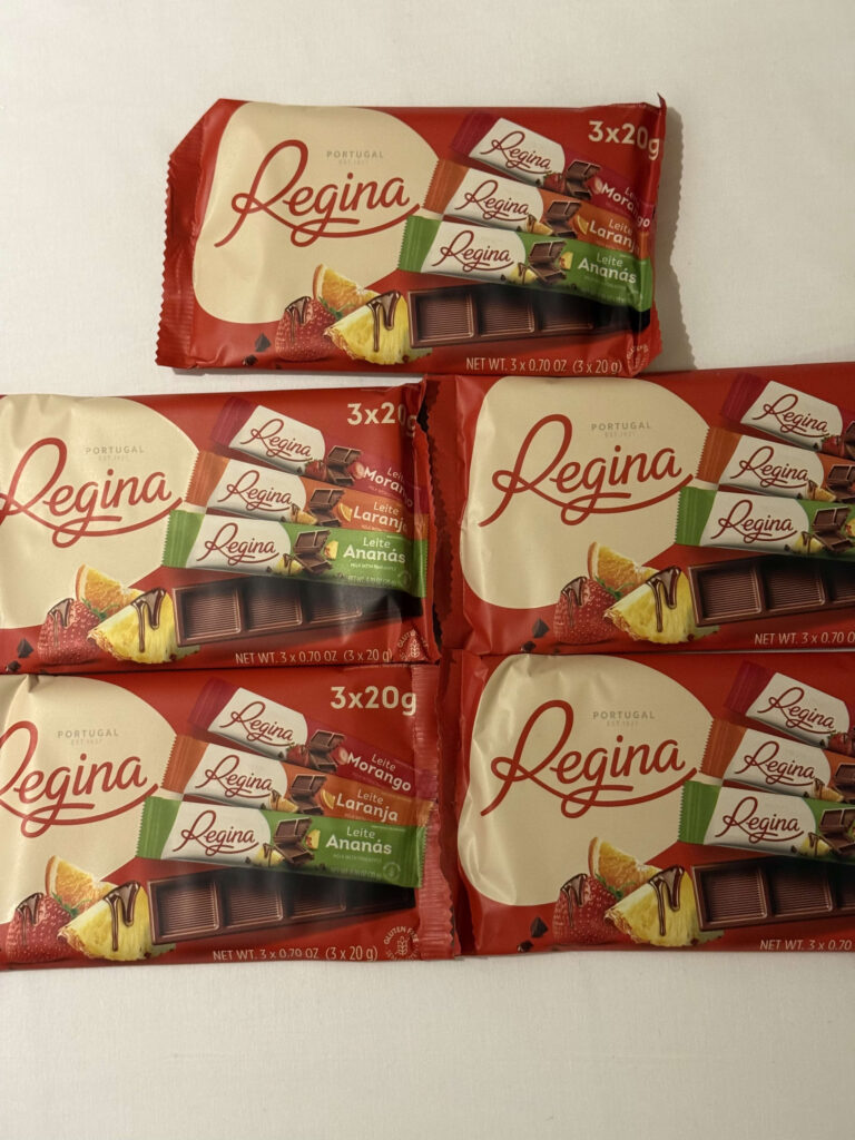 白い背景に並べられたポルトガルのRegina（レジーナ）ブランドのチョコレートパッケージ5袋。イチゴ、オレンジ、パイナップル味のアソートパック。