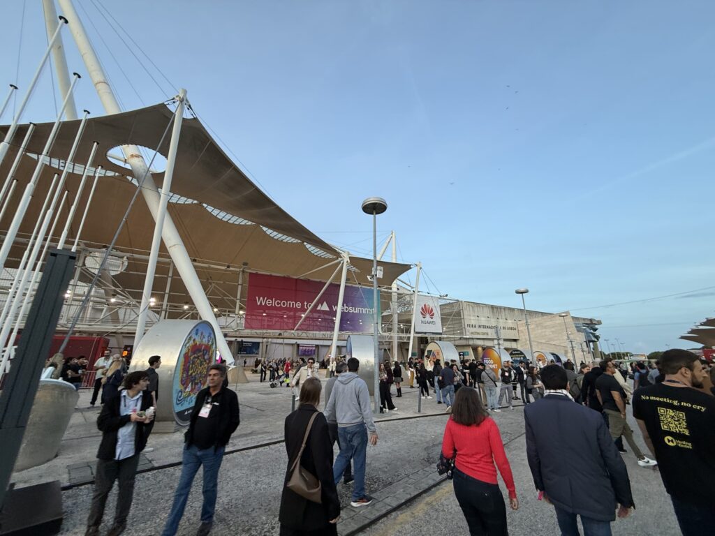 Web Summit会場の屋外パビリオンエリアと行き交う多くの参加者