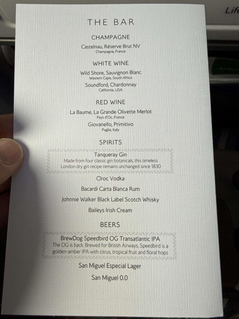 「THE BAR」と書かれた機内ドリンクメニュー表。シャンパン、ワイン、スピリッツ、ブリティッシュ・エアウェイズ限定のBrewDogビールなどが記載されている。