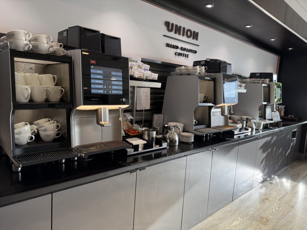 「UNION HAND-ROASTED COFFEE」の看板とコーヒーマシンが並ぶドリンクコーナー