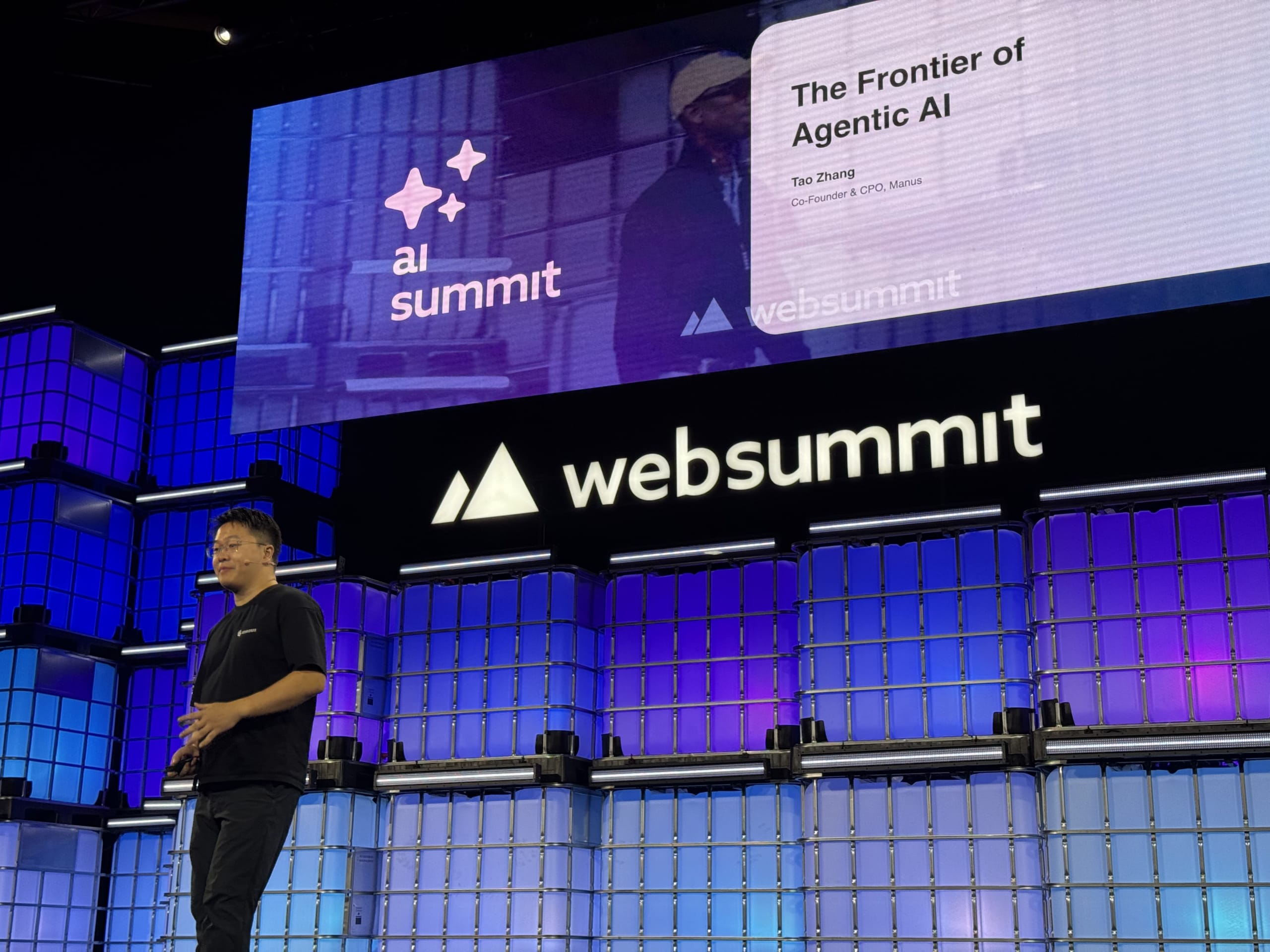 Web Summitのステージで「The Frontier of Agentic AI」について講演するManusのTao Zhang氏