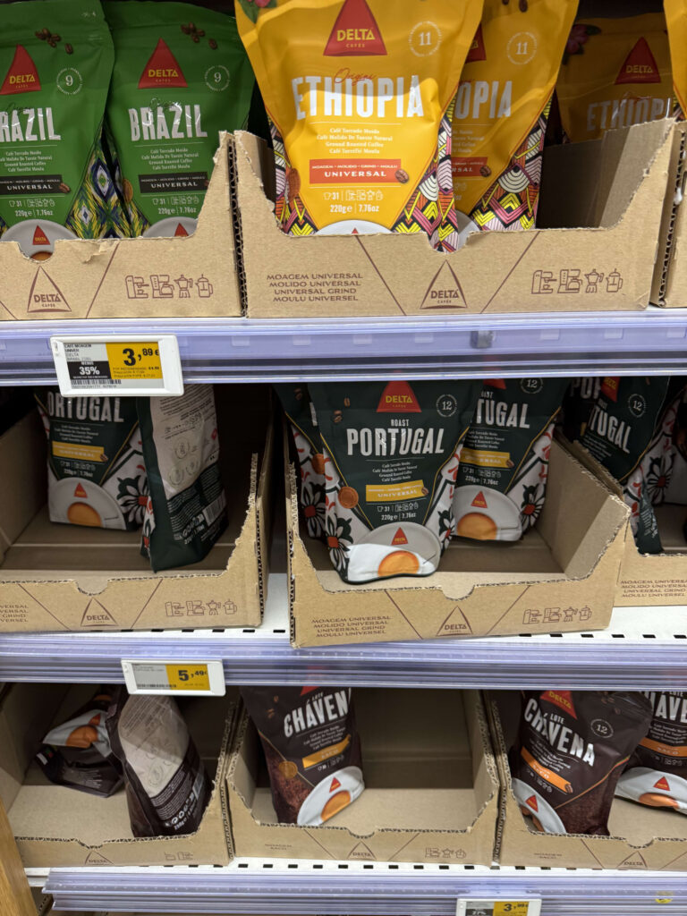 スーパーマーケットの棚に並ぶ、BRAZIL、ETHIOPIA、PORTUGALなど様々な種類のDelta Cafés（デルタカフェ）のコーヒーパッケージ
