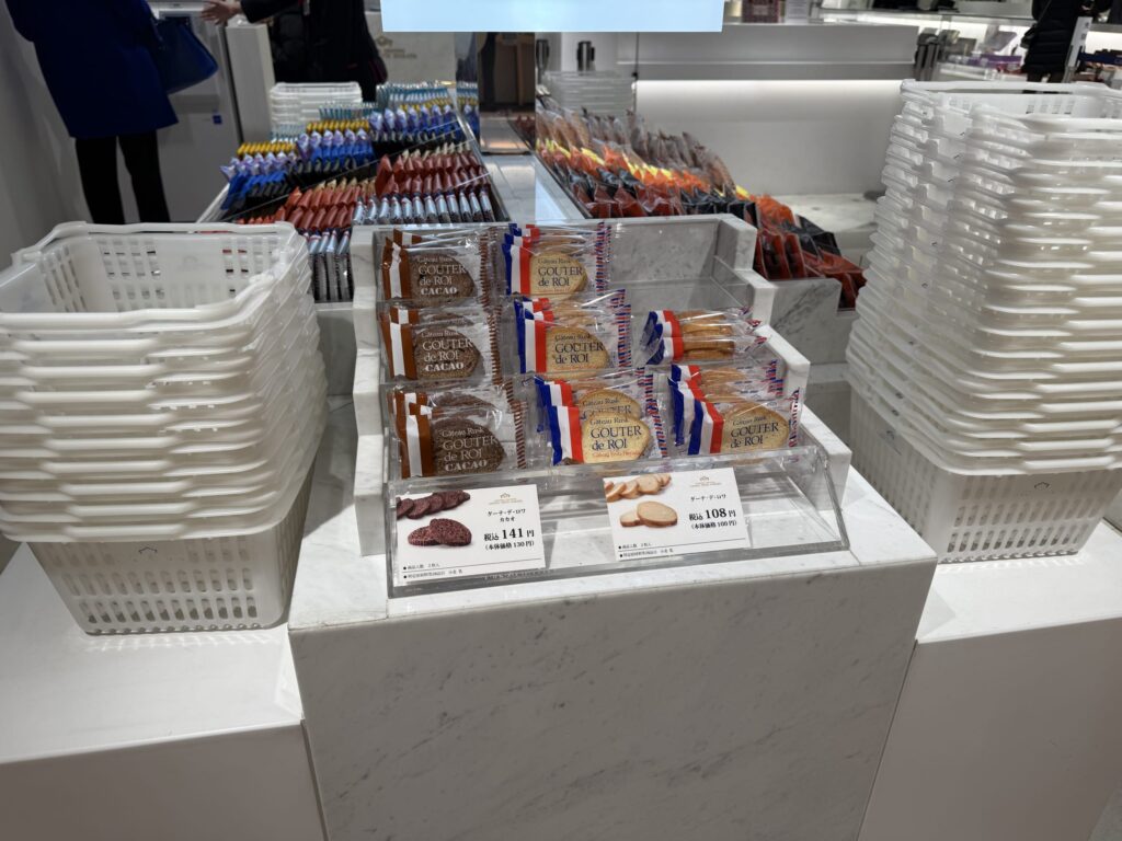 白い買い物カゴの間に陳列された、ガトーフェスタハラダの「グーテ・デ・ロワ」と「カカオ」の個包装ラスク