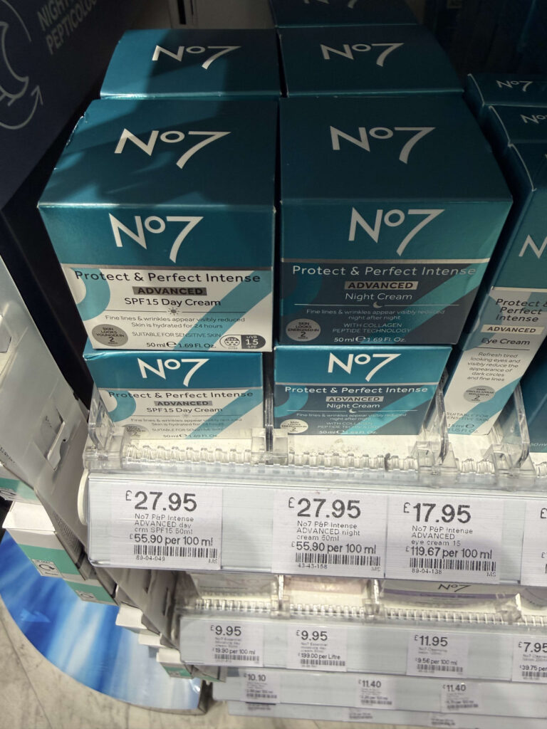 空港の店舗棚に陳列されたNo7プロテクト＆パーフェクトインテンスのデイクリームとナイトクリーム、および27.95ポンドの値札
