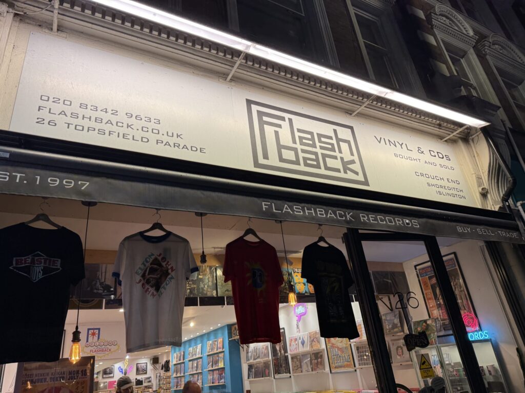 1997年設立のレコード店「Flashback Records」の店舗外観と吊るされたTシャツ