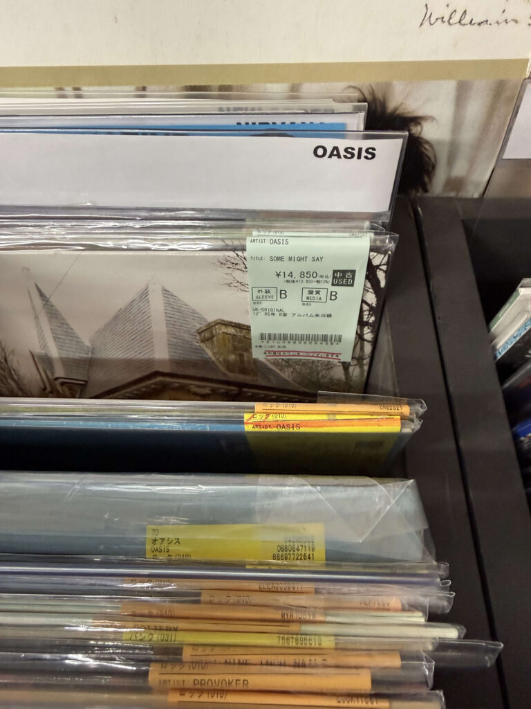 レコード店で販売されているオアシスの「Some Might Say」UKオリジナル盤レコード