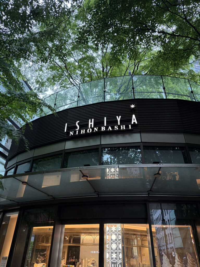 コレド室町テラスにある「ISHIYA NIHONBASHI」の店舗外観と緑豊かな木々