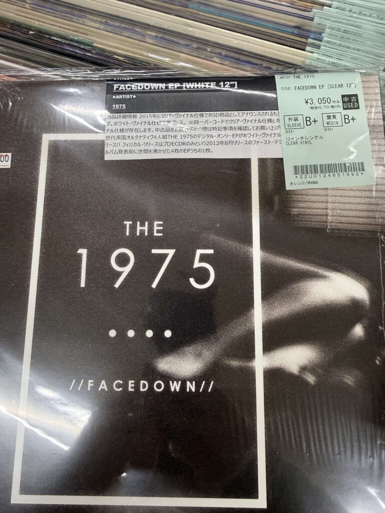 The 1975のデビューEP『Facedown』のレコードジャケット