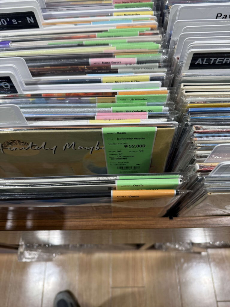レコード店の棚に並ぶOasis『Definitely Maybe』のUKオリジナル盤LP、価格52,800円