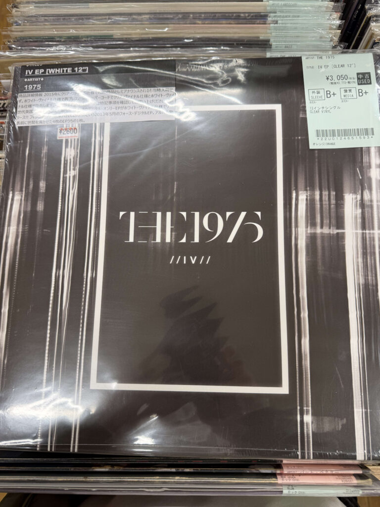 レコード店の棚に陳列されたThe 1975の『IV』EPの12インチレコード