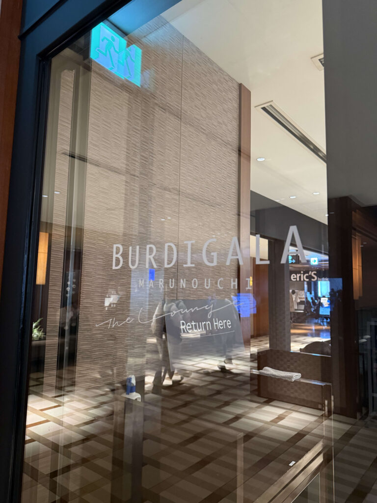 新丸ビル内にあるBURDIGALA MARUNOUCHI The Loungeのガラス張りの入り口