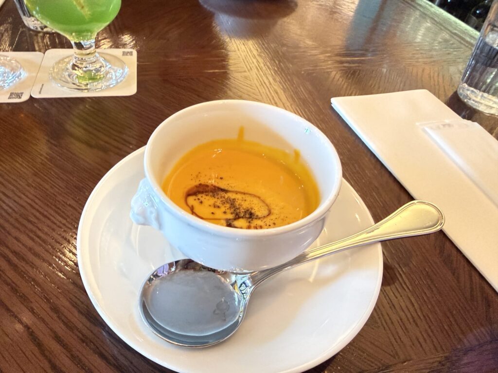 白い器に入ったかぼちゃのスープとスプーン