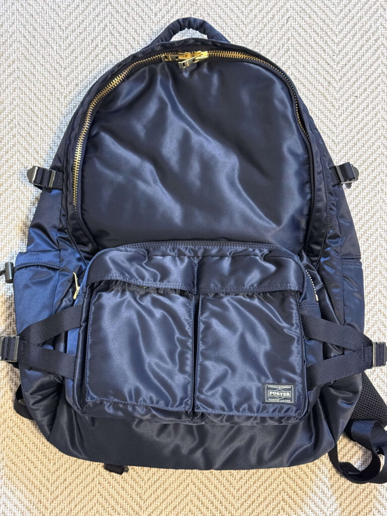 PORTER TANKER バックパック XL アイアンブルーの全体写真。光沢のあるナイロン生地とゴールドのジッパーが特徴。
