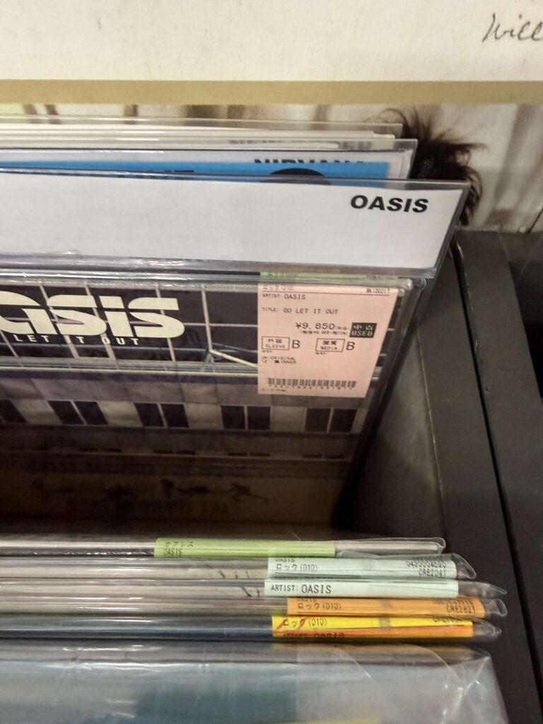 レコード店の棚に並ぶOASISの12インチシングル『GO LET IT OUT』