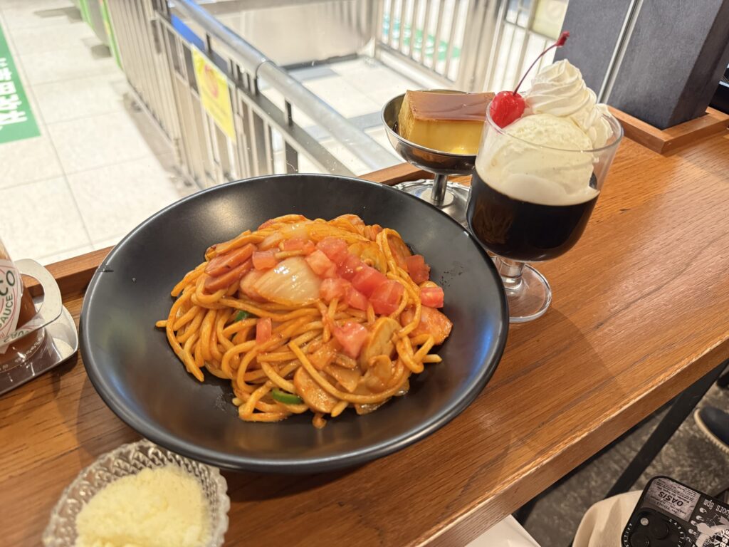 木製のカウンター席に並べられたナポリタンスパゲッティ、四角いプリン、コーヒーゼリーフロート