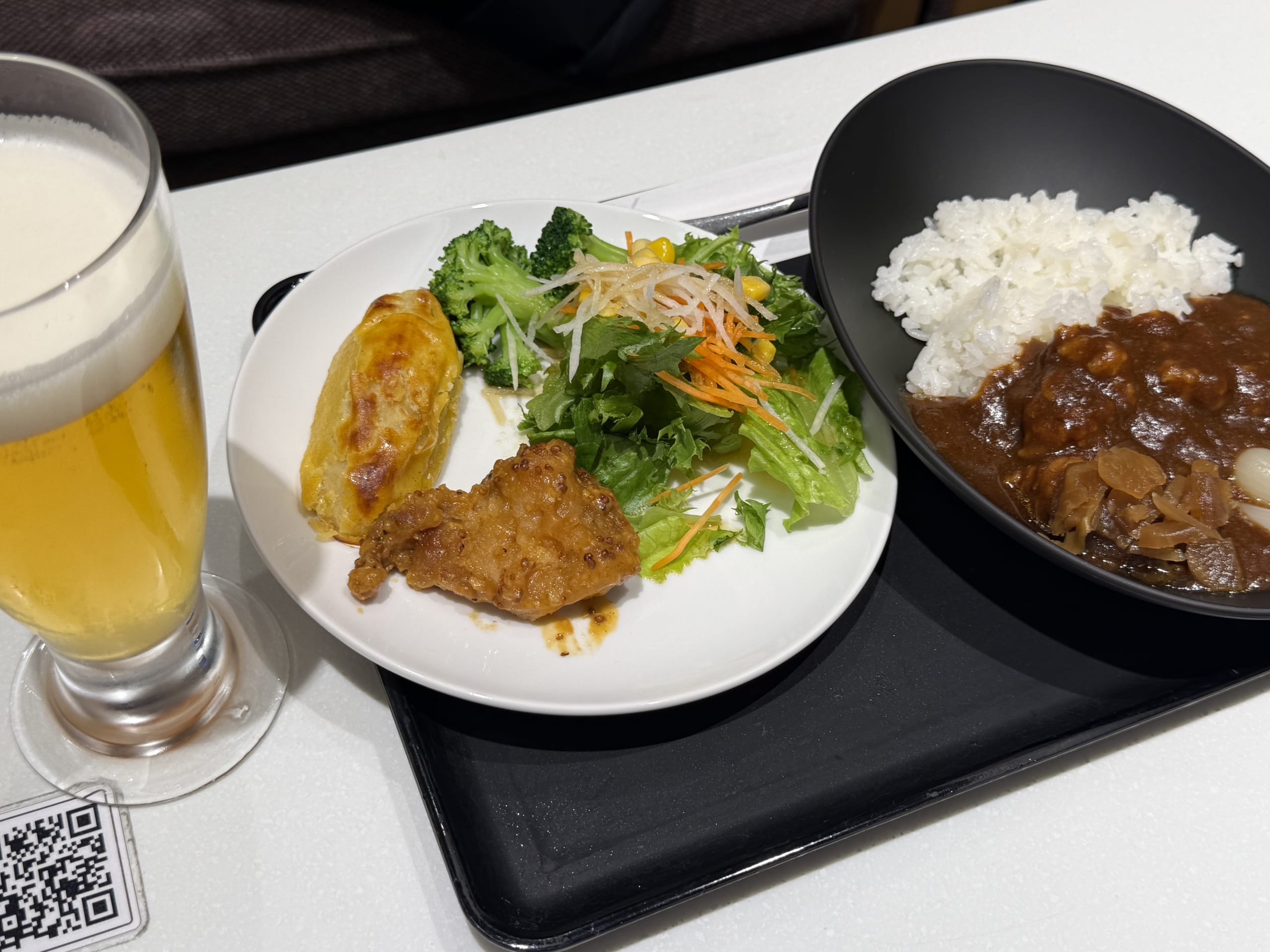 Curry, salad, fried chicken, and draft beer.