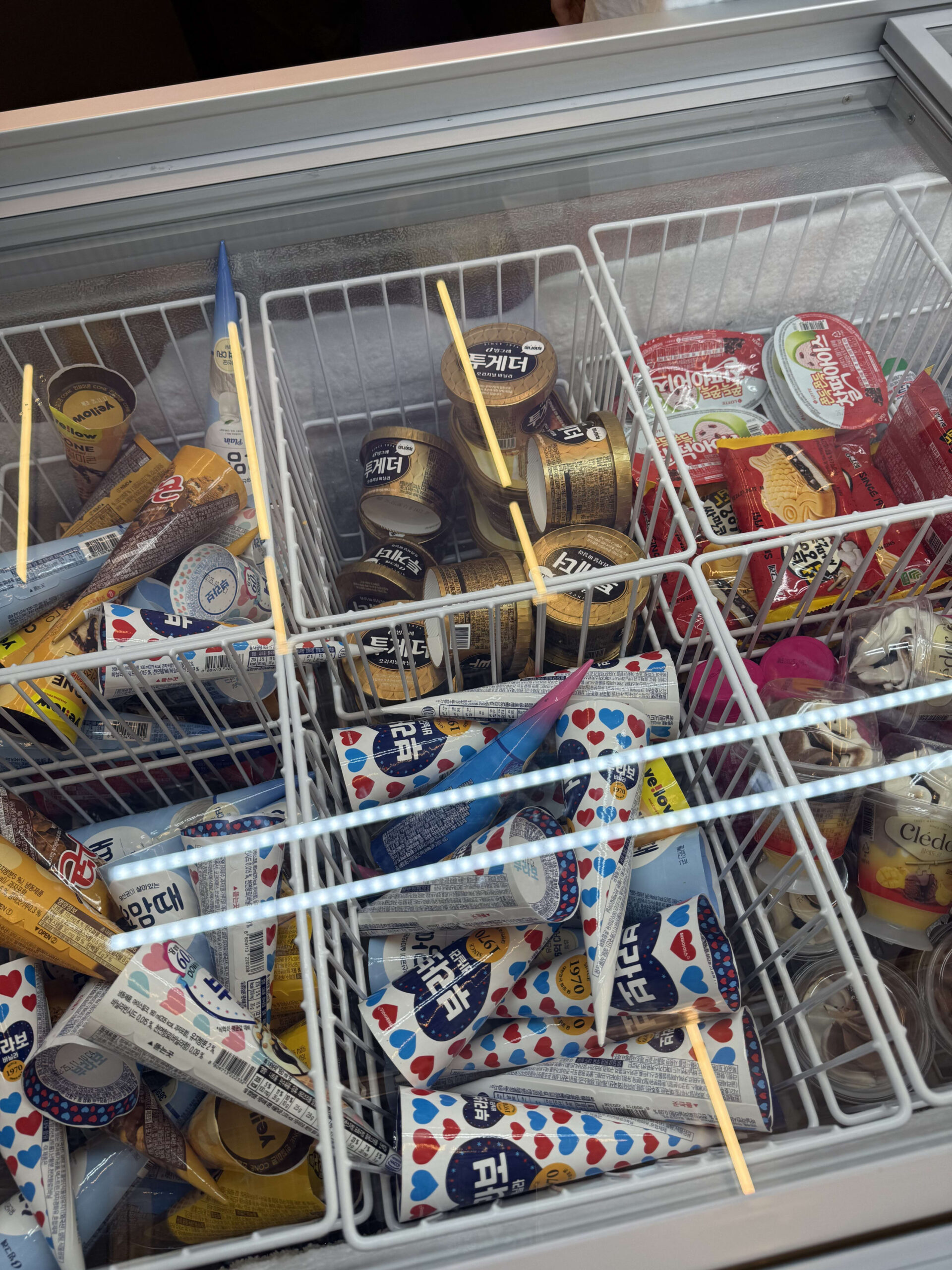 韓国コンビニの冷凍ショーケース内の多彩なアイス。