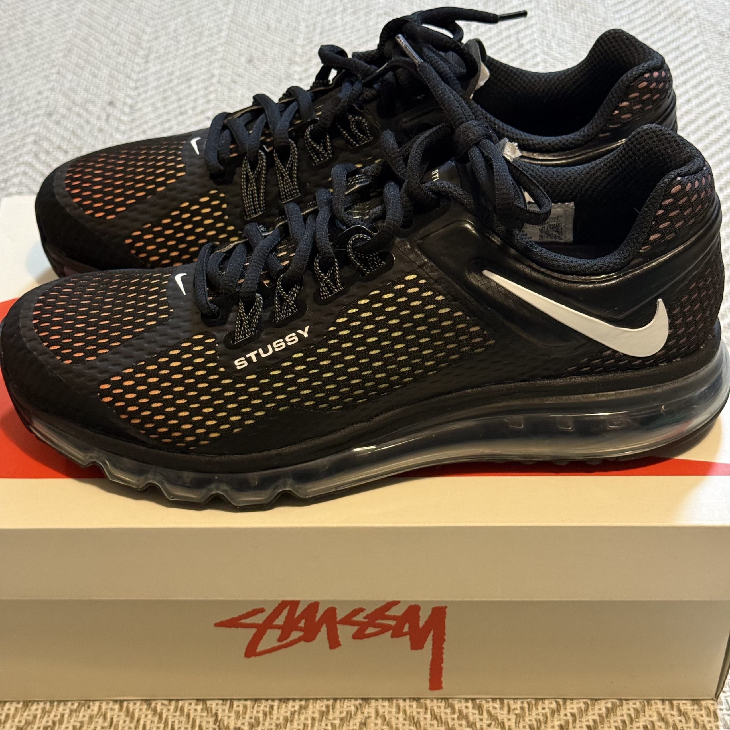 箱に置かれた黒のStüssy×Nike Air Max 2013。