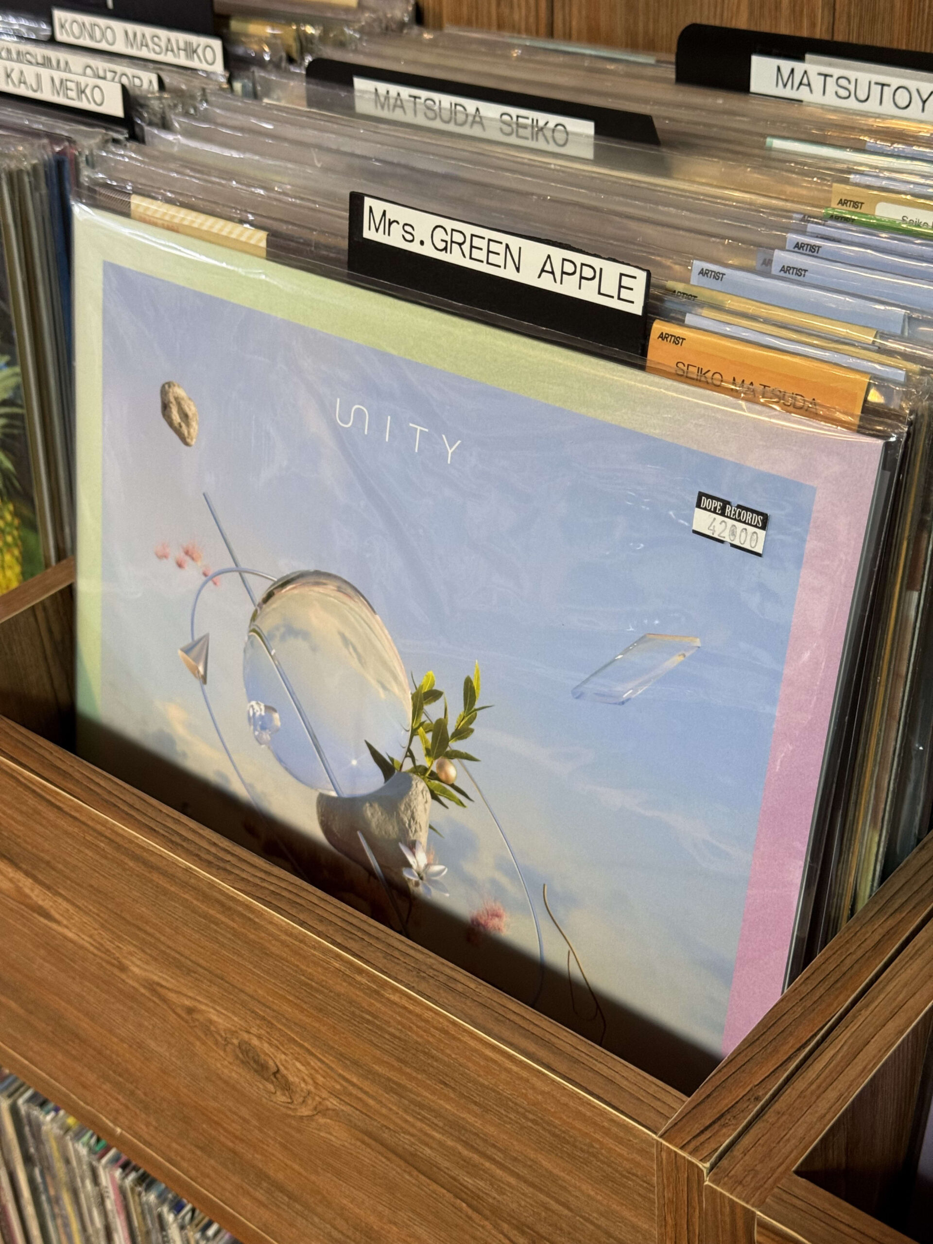 レコード店に並ぶMrs. GREEN APPLEのアナログ盤。
