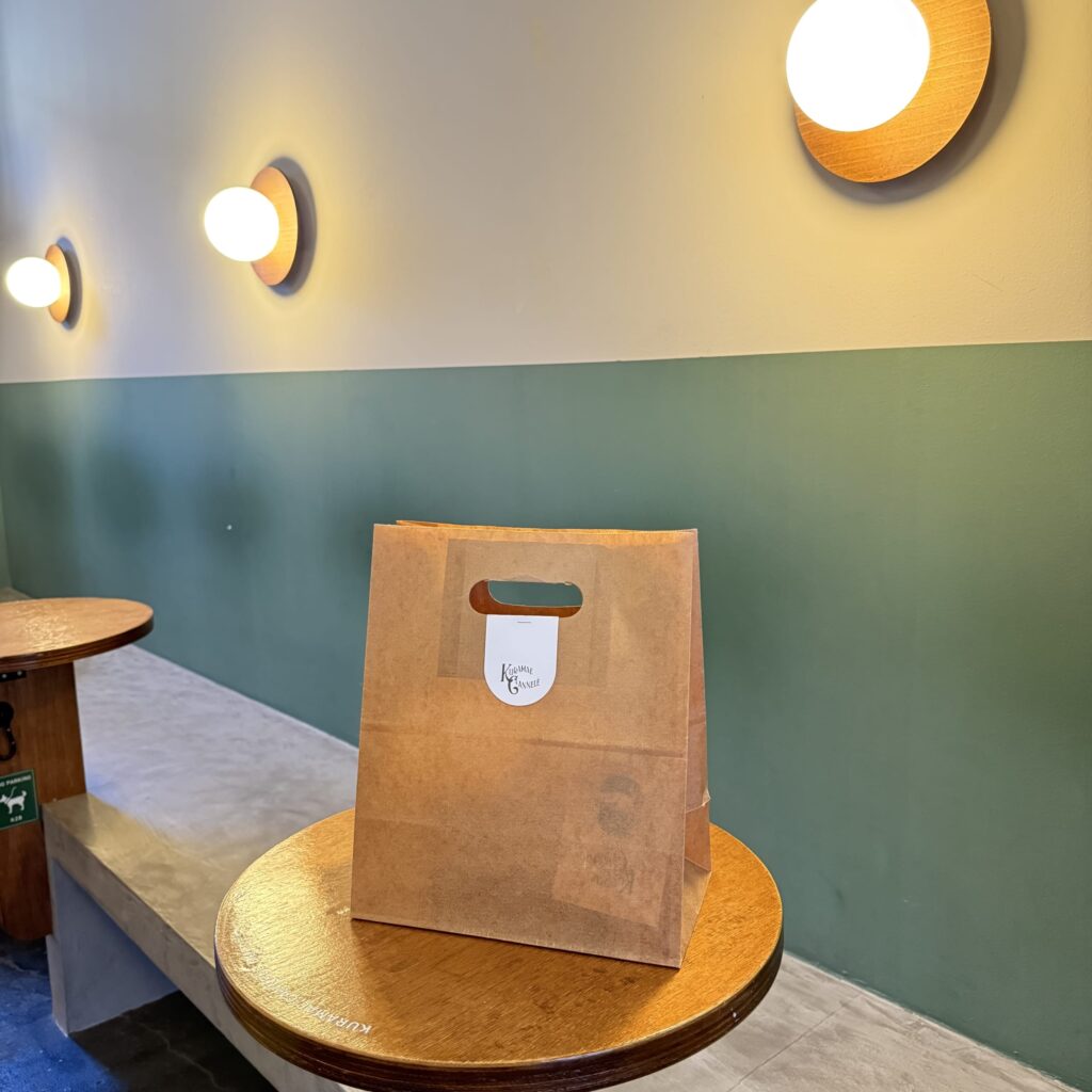 蔵前さんぽの完璧な句読点。レコード堀りの後は「クラマエカヌレ」で甘い小休止