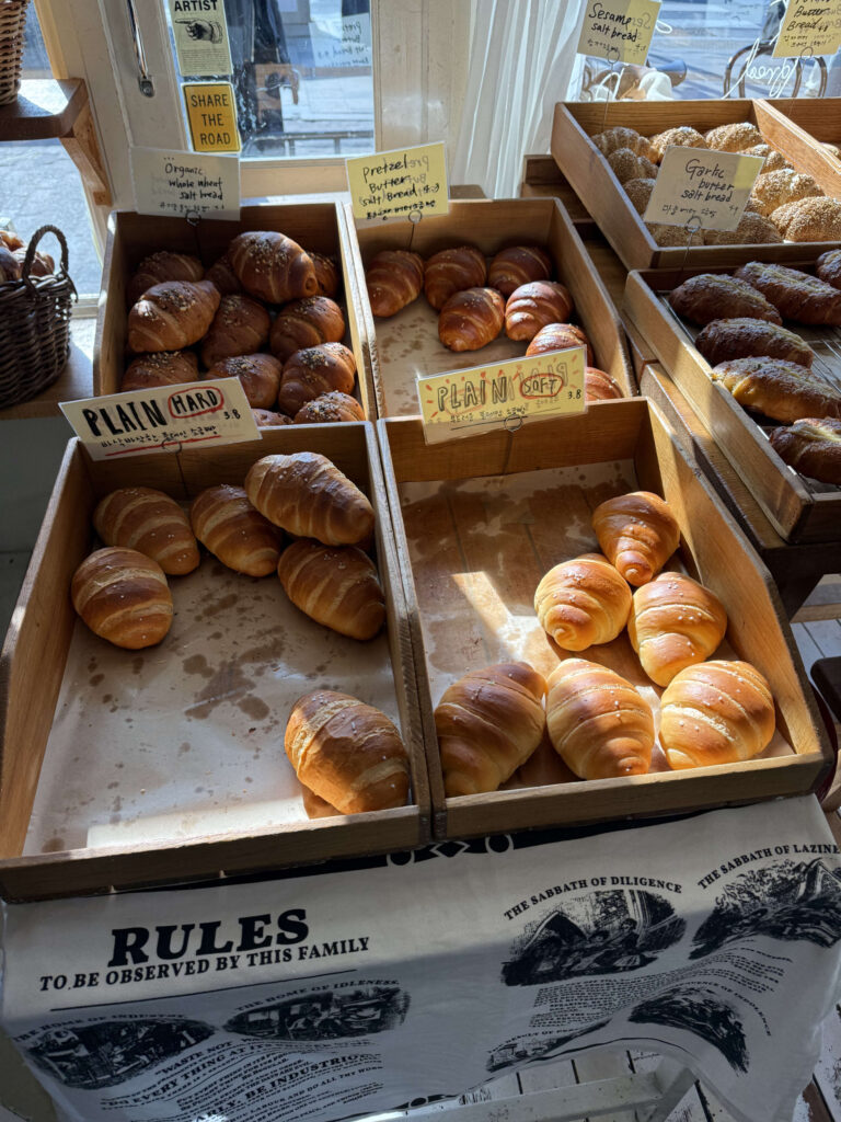 ディズニー級の行列を回避!ソウルの朝は『Artist Bakery』の至高の塩パンで始めよう