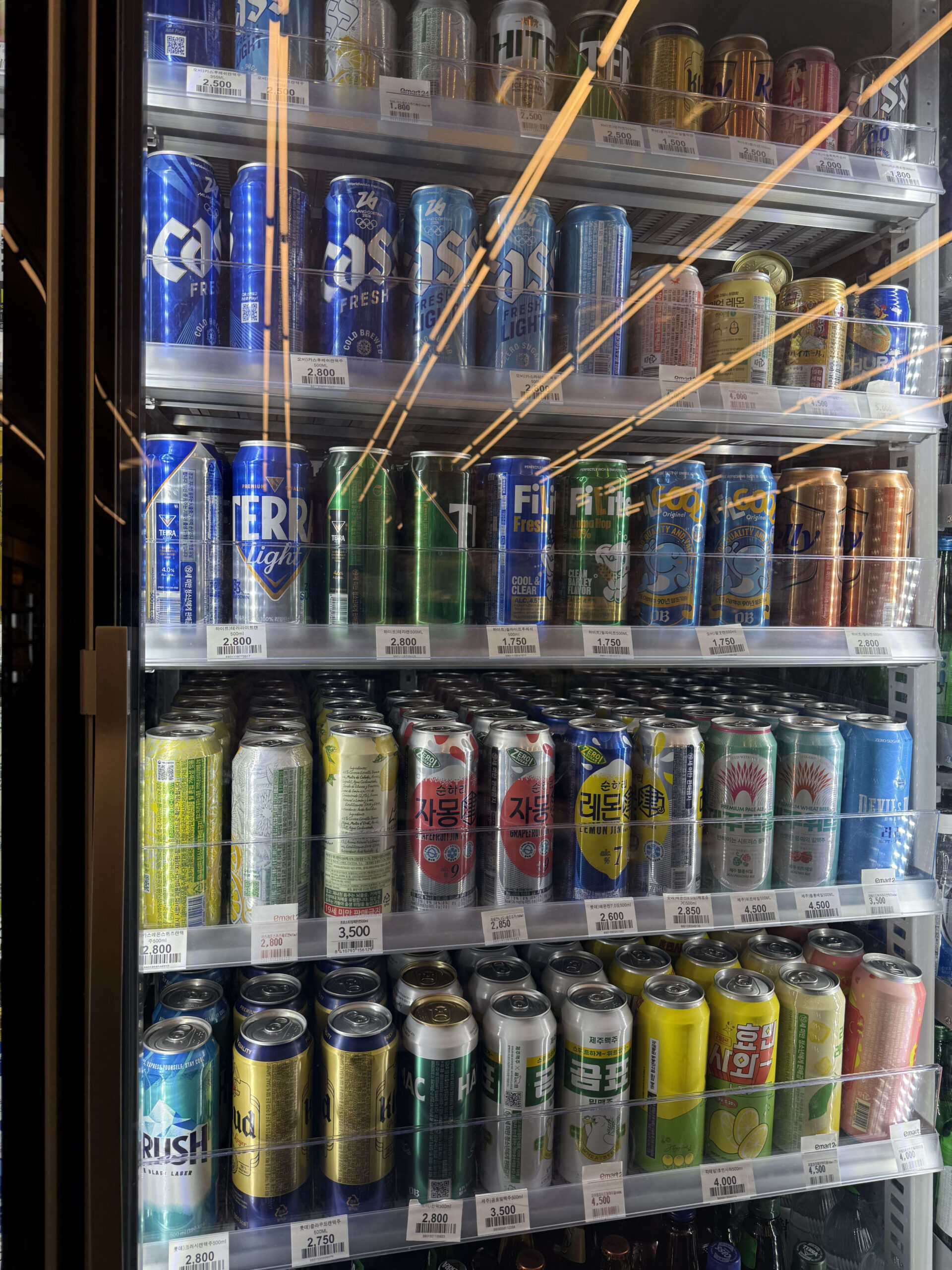 韓国のコンビニの冷蔵庫に並ぶ多種多様な缶ビール