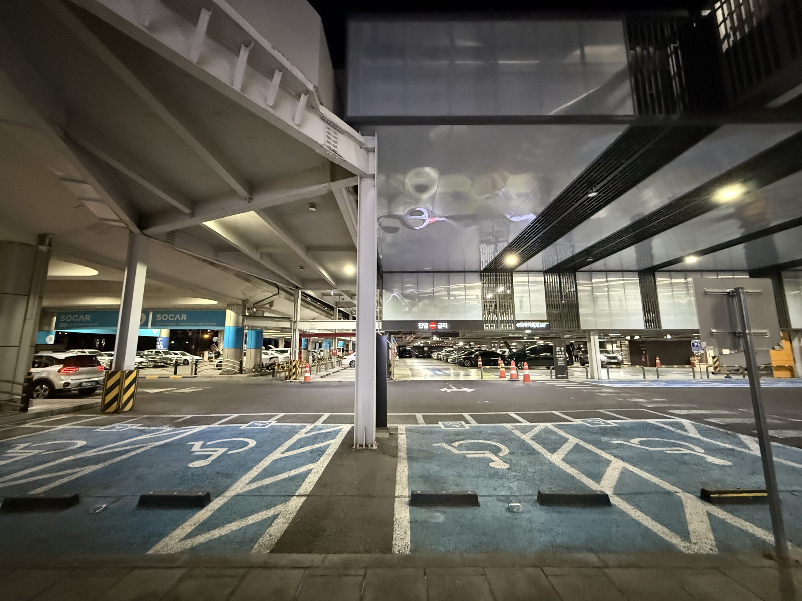 A Hyundai Staria waiting in the late-night parking lot of Gimpo Airport