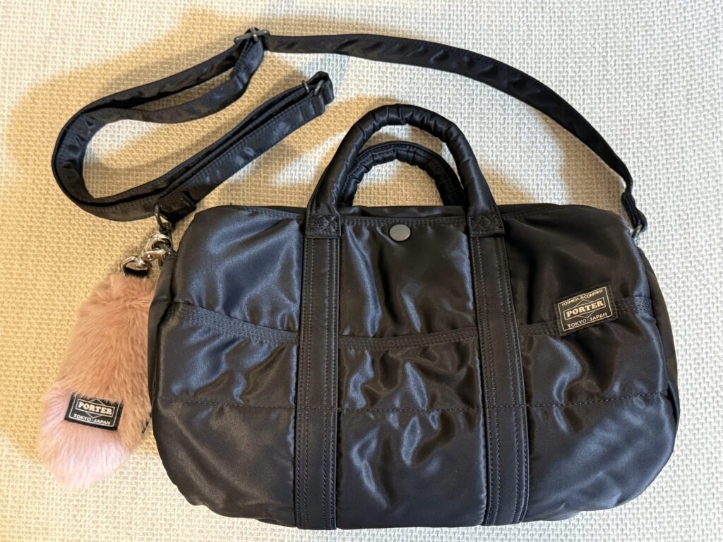 ショルダーストラップとピンクのファーチャームが付いたPORTERタンカー2WAYダッフルバッグ(S)の正面写真