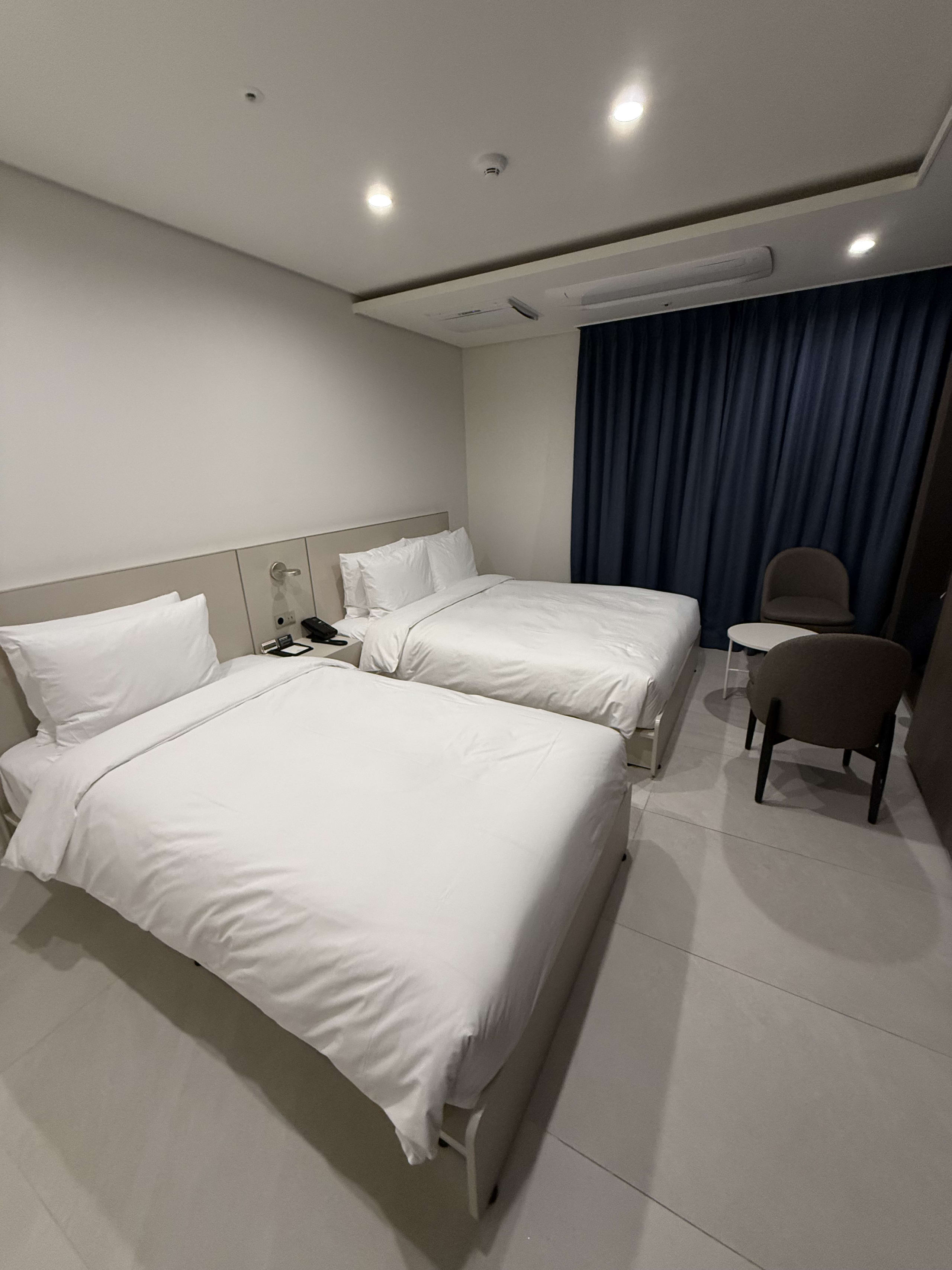 The minimalist, clean room and high-tech appliances at hotel the botanik sewoon