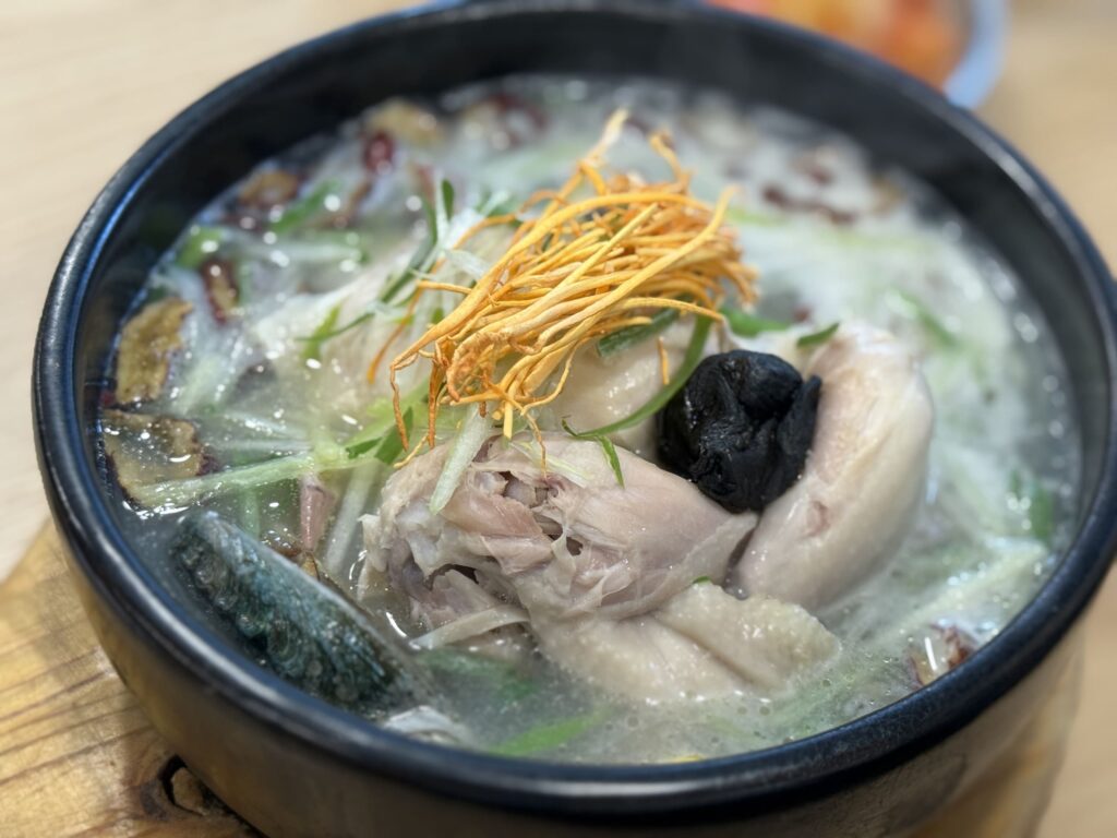 二日酔いの朝はアングクへ!ミシュランが認めた『百年地鶏サムゲタン』で至福のホロホロ鶏ブランチ