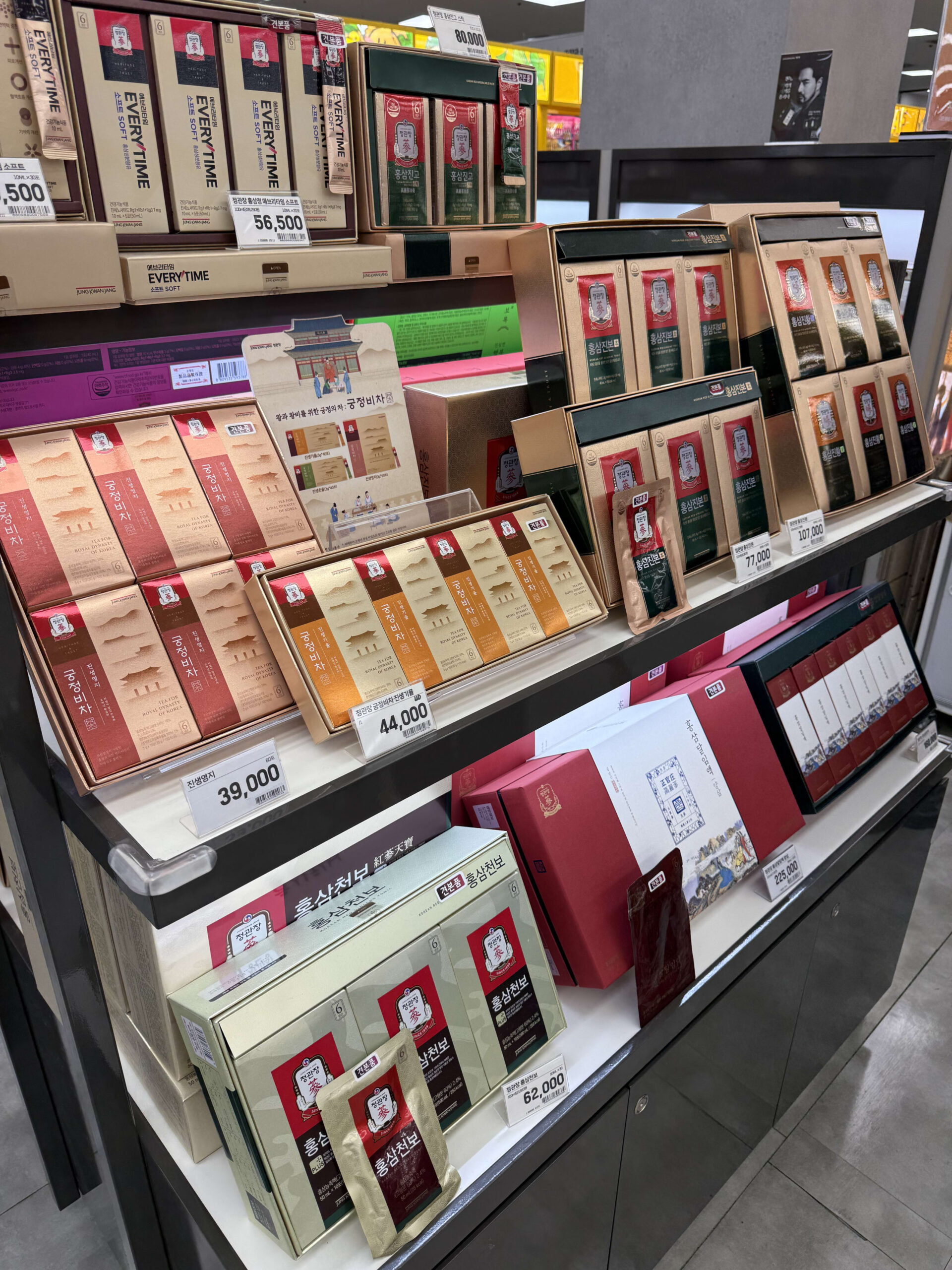 Red ginseng products on Lotte Mart shelves.