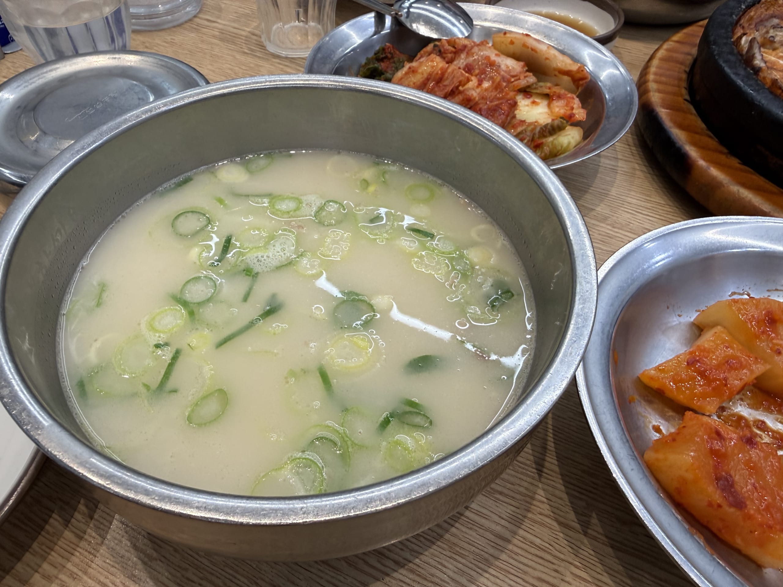 The sign of Sinseon Seolleongtang and the pure white soup seasoned with salt